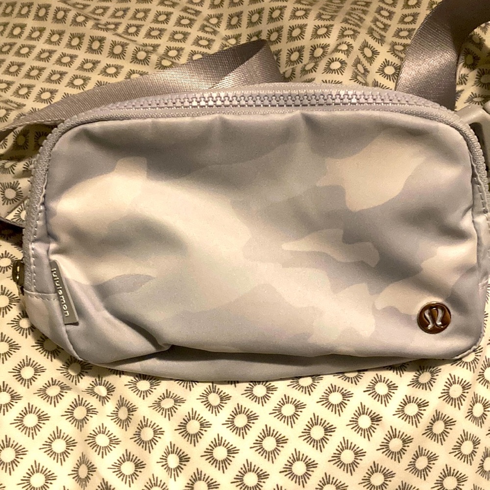 PRICE FIRM lululemon Everywhere Belt bag